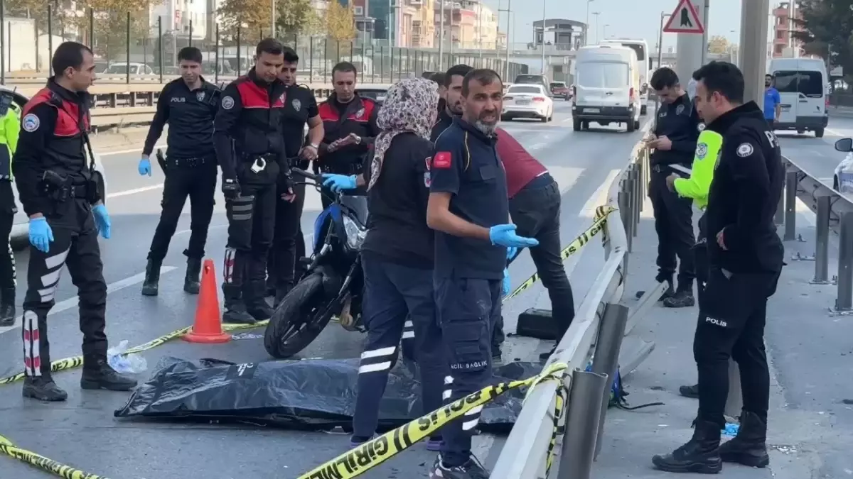 Motosiklet Bariyerlere Çarpıp Can Verdi