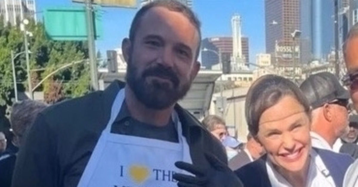 Ben Affleck ile eski eşi Jennifer Garner sokakta yemek dağıttı