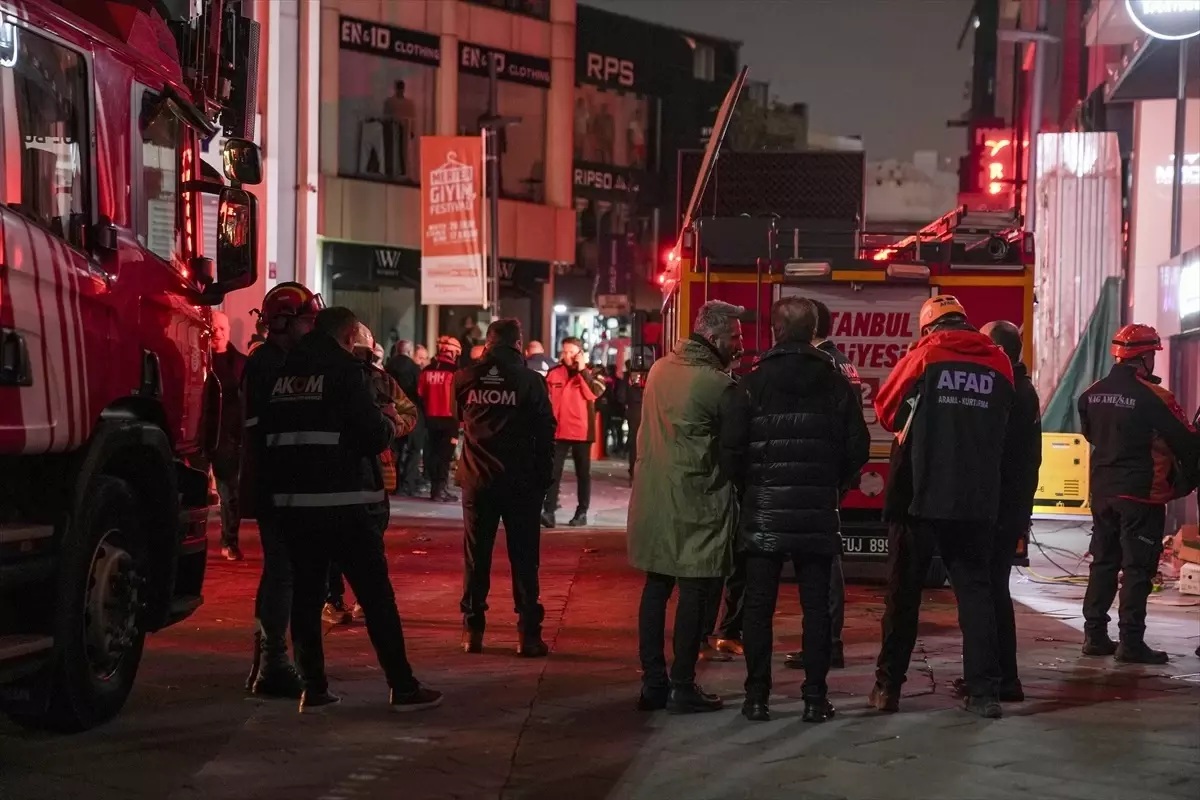 Güngören’de Bina Yıkımı Sırasında Kısmi Çökme: İki İşçi Göçük Altında